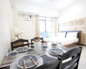 Cubao Manhattan Heights Residential Condo TC10N - Bright Studio with Pool, Balcony, Netflix - Next to AliMall and SM - Walking Distance to Araneta Coliseum and Gateway Mall in Cubao Quezon City - Stay
